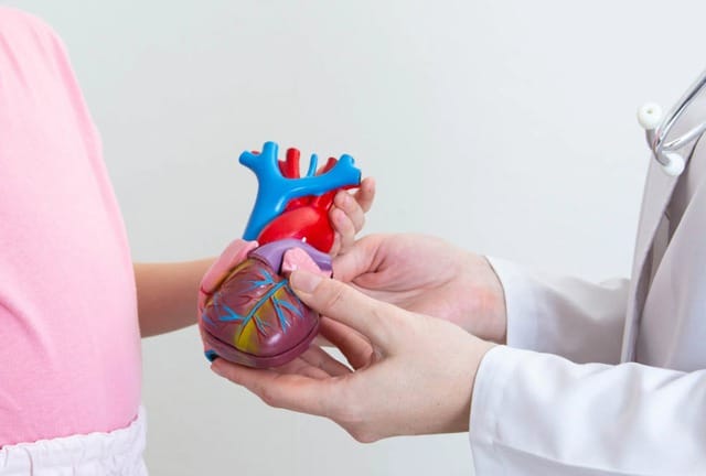 Trẻ bị viêm cơ tim tự miễn cần được phát hiện sớm để ngăn ngừa biến chứng suy tim cấp.