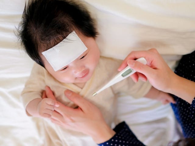 Sốt là dấu hiệu để nhận biết trẻ bị viêm đường hô hấp trên.