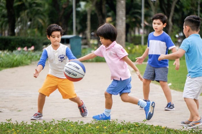 Ngoài việc tăng cường rau quả thì vận động giúp hệ tiêu hóa thúc đẩy hoạt động hạn chế táo bón.