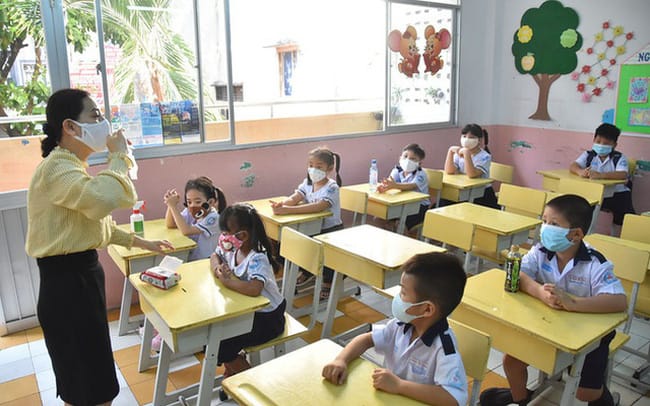 Nên đeo khẩu trang ở trong trường đối với học sinh từ mẫu giáo đến lớp 12.
