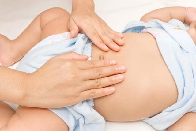 Khi bị viêm loét dạ dày – tá tràng, trẻ thường bị đau quanh vùng rốn