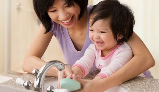 Luyện cho trẻ thói quen rửa tay sạch sẽ có thể ngăn ngừa nguy cơ nhiễm vi khuẩn HP tốt nhất