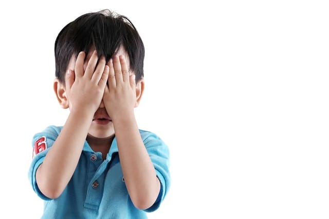 Khi bị viêm màng bồ đào trẻ sẽ có triệu chứng bị đỏ mắt, đau nhức mắt, nhìn mờ, đôi khi có hiện tượng ruồi bay.