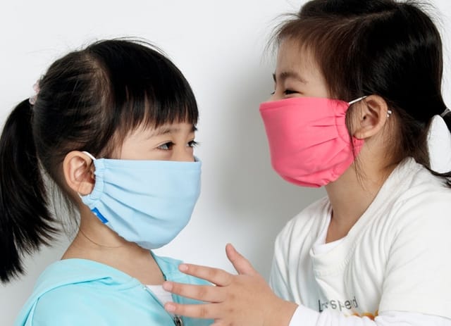 Cần giữ ấm cơ thể, đeo khẩu trang cho trẻ để phòng tránh viêm họng cấp