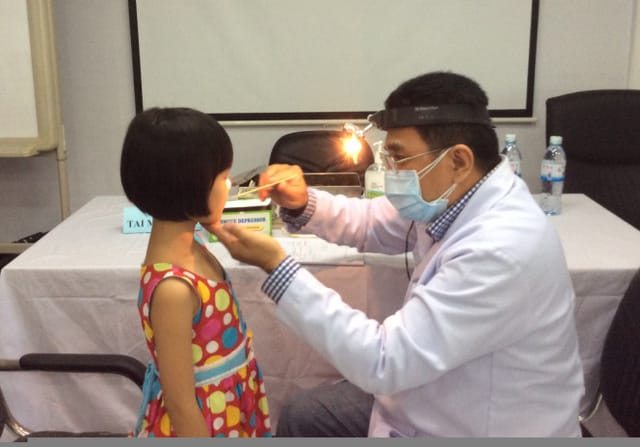Trẻ có dấu hiệu viêm VA cần được bác sĩ chuyên khoa khám và hướng dẫn điều trị đúng cách