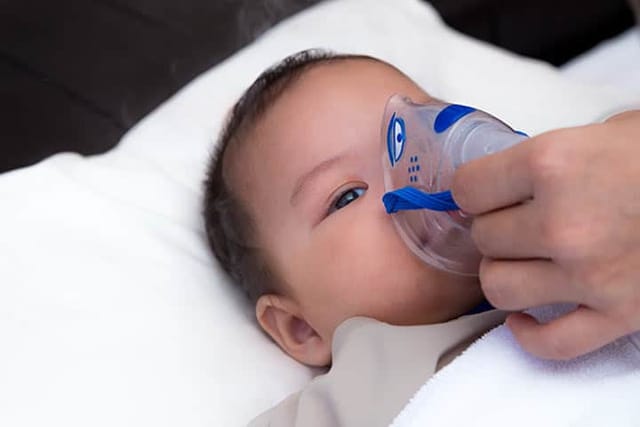 Nhiễm RSV khiến cho nhiều trẻ nhỏ phải nhập viện vì thế cần phải thực hiện biện pháp phòng ngừa lây nhiễm.