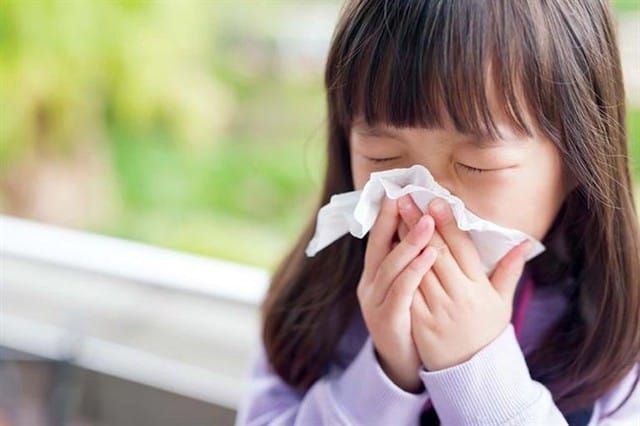 Trẻ xì mũi không đúng cách có thể gây vỡ các mạch máu nhỏ ở mũi gây chảy máu mũi.