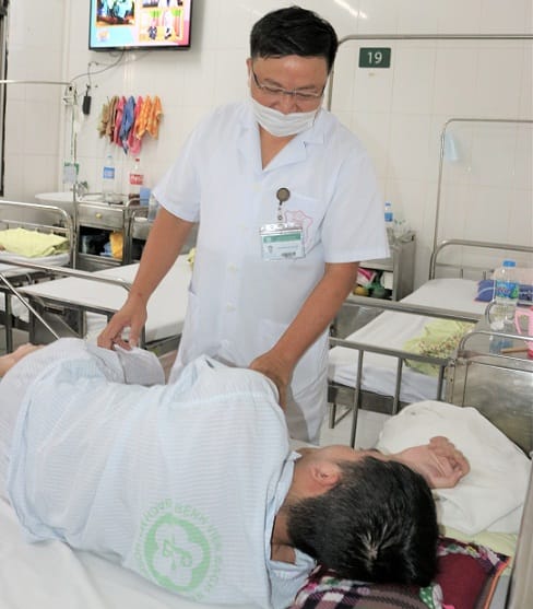 Bác sĩ thăm khám cho bệnh nhân tại Viện Sức khỏe Tâm thần, BV Bạch Mai.