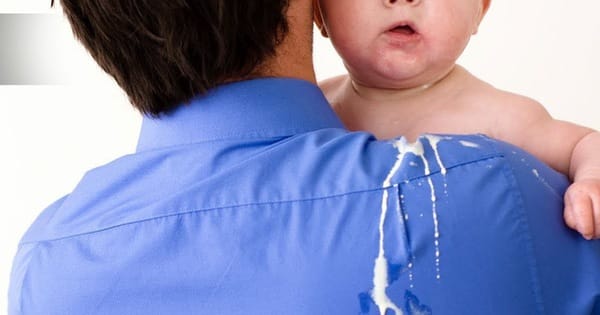 Ở trẻ sơ sinh và nhũ nhi khó phân biệt trẻ trớ sữa do trào ngược hay ói.