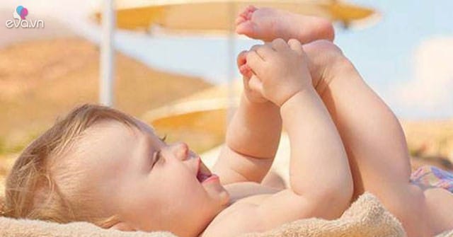 Việc tắm nắng trong mùa hè sẽ mang lại nhiều lợi ích tuyệt vời cho sức khỏe của trẻ
