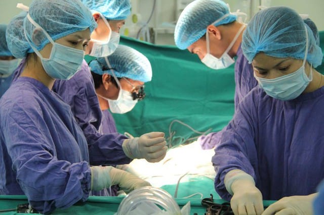 Phương pháp điều trị chính trong hẹp khúc nối bể thận- niệu quản là phẫu thuật.