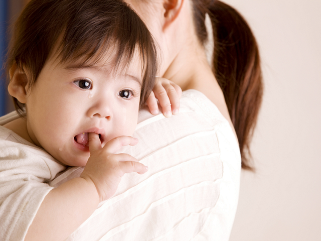 Cần đưa trẻ đi khám ngay khi trẻ bị ho dữ dội kèm sốt cao.