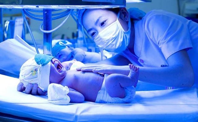 Chiếu đèn là phương pháp điều trị vàng da sơ sinh hiệu quả nhất, an toàn, đơn giản và kinh tế nhất.