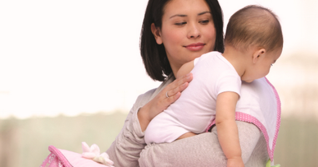 Tránh cho trẻ bú quá nhiều trong một cữ bú, giữa cữ bú có thể tạm ngưng để vỗ lưng cho trẻ ợ hơi.