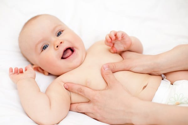 Để giảm tình trạng táo bón của trẻ, cha mẹ có thể thực hiện động tác massage đơn giản.