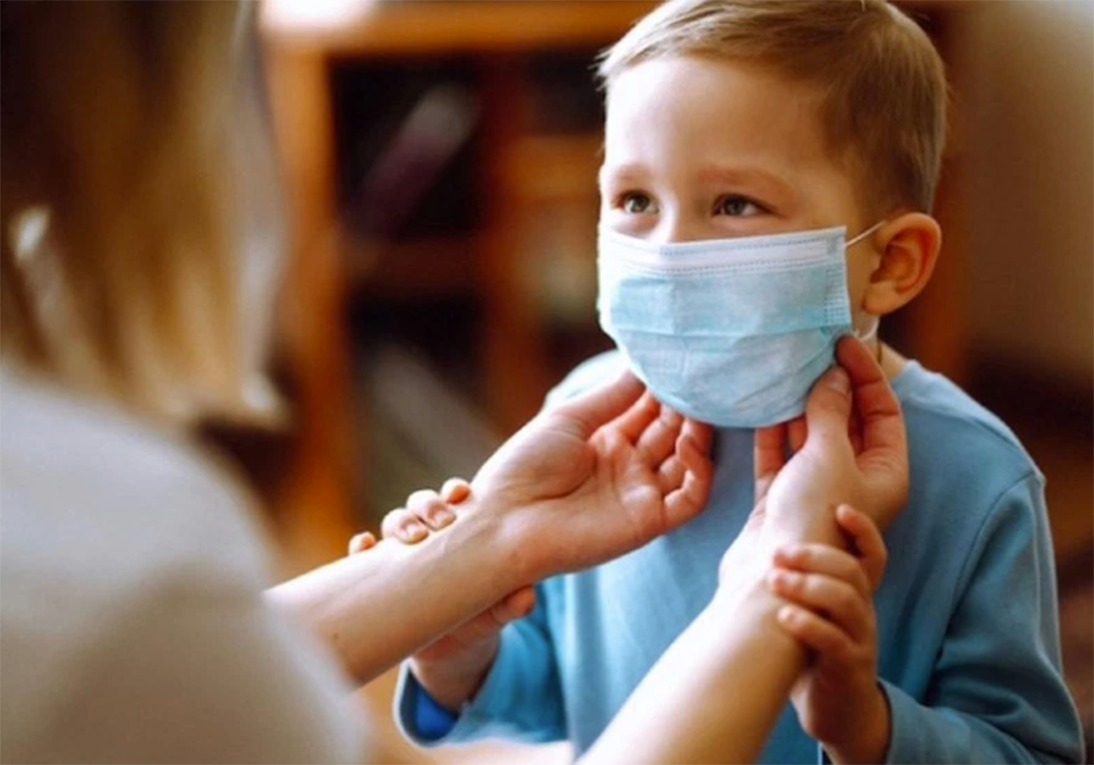 Phụ huynh cần theo dõi, quan sát trẻ sau khi khỏi COVID-19. Ảnh minh họa