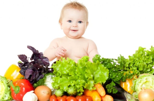 Khi trẻ đang bị táo bón, việc điều chỉnh chế độ ăn nên được ưu tiên hàng đầu.