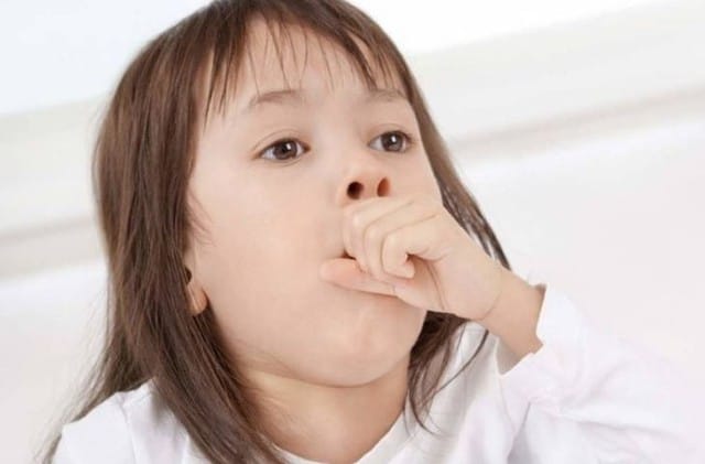 Trẻ bị ho, khó thở, khò khè tái đi tái lại là một trong những biểu hiện của hen phế quản.