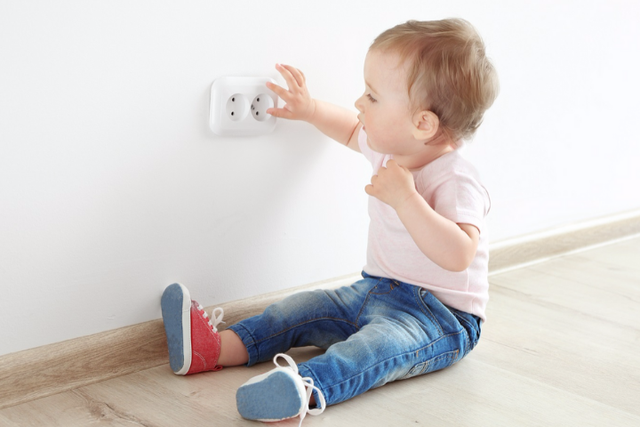 Nhiều trẻ bị điện giật tại nhà do không biết các sử dụng điện an toàn.