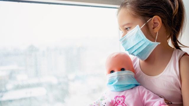 Cần giữ cho trẻ tâm lý vui vẻ, lạc quan để mau hồi phục. (Ảnh minh họa)