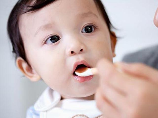 Để chữa ho tại nhà cha mẹ có thể cho trẻ sử dụng một số bài thuốc trị ho dân gian.