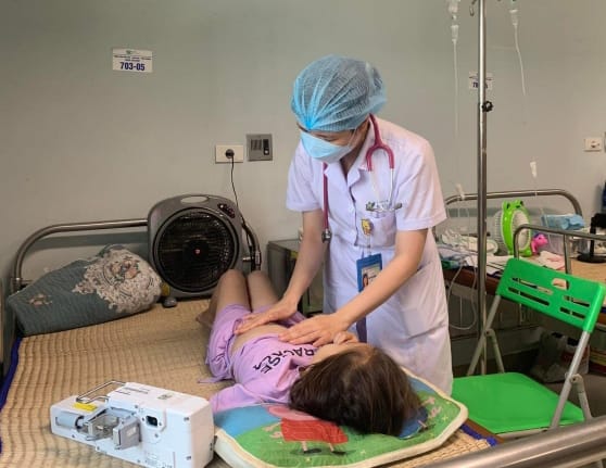 Nếu trẻ đau bụng kéo dài kèm theo bất kỳ triệu chứng lạ nào khác, cần nhanh chóng đưa trẻ đến gặp bác sĩ