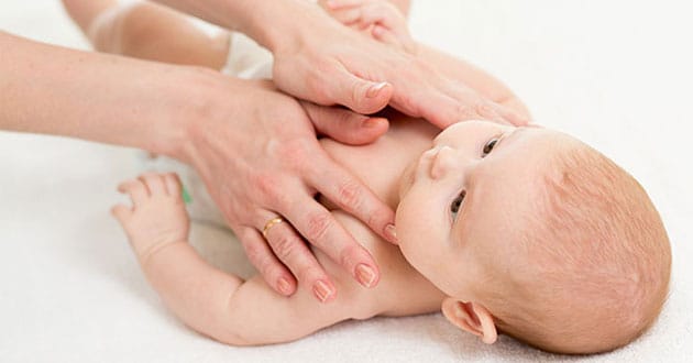 Massage là một biện pháp xoa dịu cho bé.