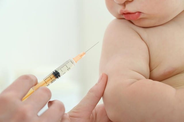 Hãy đảm bảo trẻ được tiêm phòng đủ các loại vaccine theo khuyến cáo.