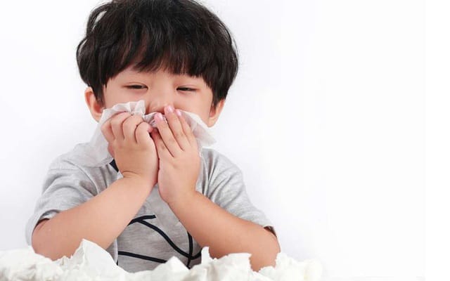 Môi trường sống đông đúc, chật hẹp không thông thoáng, ẩm thấp dễ làm trẻ lây nhiễm virus.