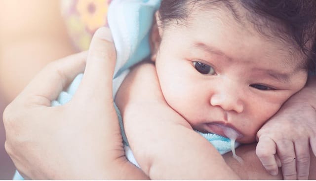 Khi thấy trẻ có biểu hiện bị nôn ói, cha mẹ cần theo dõi sát sao.