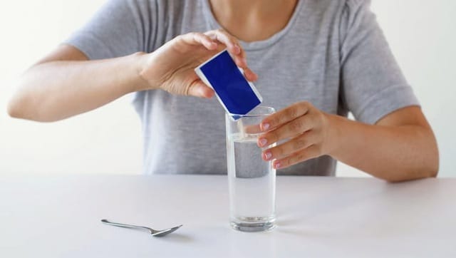 Pha oresol đúng cách để bù nước, bù điện giải cho trẻ bị nôn và tiêu chảy.