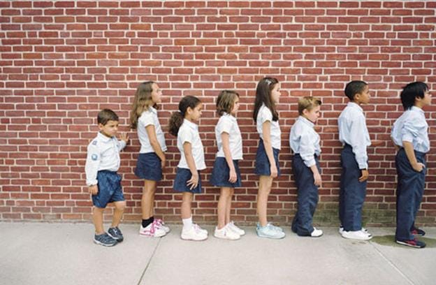 Trẻ bị thiếu hormone tăng trưởng thường sẽ thấp bé hơn so với bạn bè cùng tuổi. Ảnh minh họa.