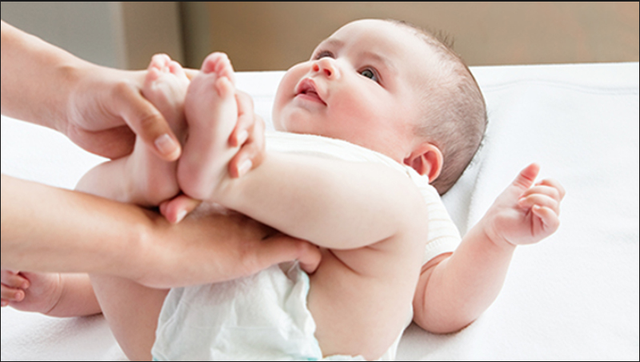 Viêm da vùng tã lót ở trẻ nhỏ thường xảy ra trên bề mặt da tiếp xúc trực tiếp với tã.