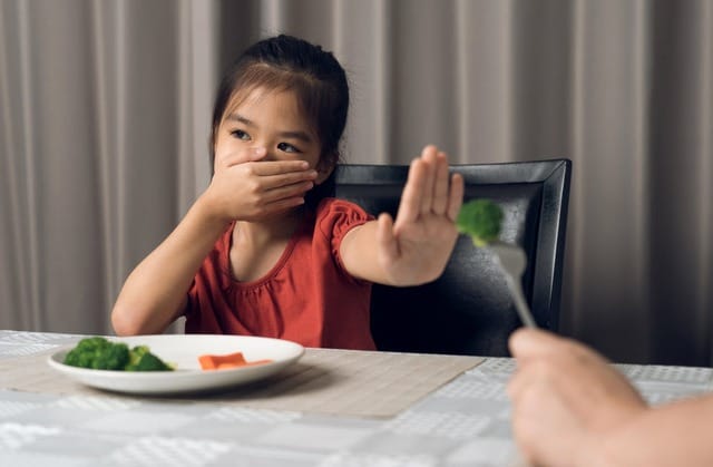 Thiếu nước khiến đường ruột trẻ hoạt động kém, dễ táo bón và biếng ăn.