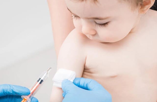 Trẻ em đang được tiêm vắc-xin cúm mùa để phòng biến chứng nặng từ cúm A.