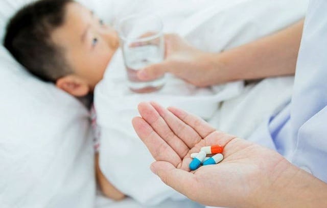 Nhiều nghiên cứu gần đây gợi ý vấn đề trẻnhỏ sử dụng kháng sinh có xu hướng tăng nguy cơ thừa cân khi lớn lên. Ảnh minh hoạ