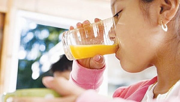 Trẻ bị sốt nhiễm khuẩn cần bổ sung nước và chất điện giải cho bé. Ảnh minh họa