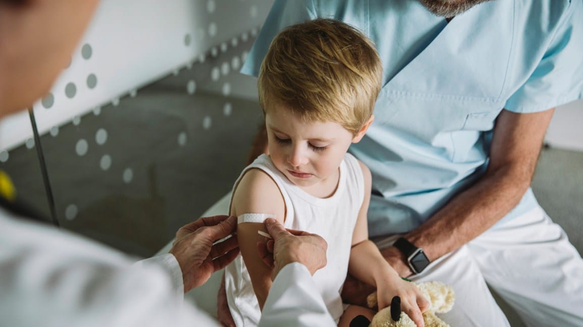 Ở trẻ tiêm phòng vaccine đôi khi sẽ bị sốt nhẹ, đây là phản ứng cho thấy hệ miễn dịch của trẻ đang hoạt động tốt (Ảnh: Internet)