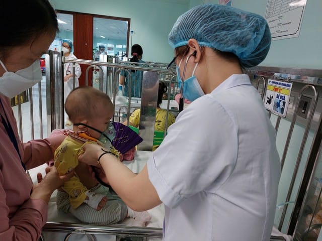 Sau một tuần nhập viện điều trị, các dấu hiệu viêm tiểu phế quản của bé Phúc đã đỡ, được xuất viện về nhà.