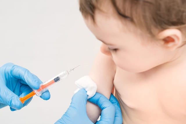 Cha mẹ cần tiêm vaccine cúm mùa cho trẻ từ 6 tháng trở lên để phòng bệnh cúm. Ảnh minh hoạ.