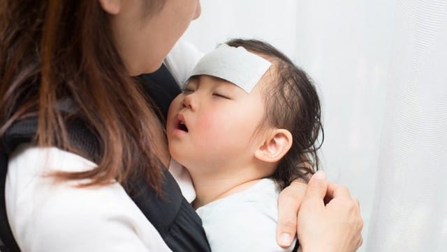 Khi trẻ sốt >38 độ C, đau rát họng, ho, tiêu chảy, mệt mỏi… cần cho trẻ nghỉ học để chăm sóc và theo dõi.