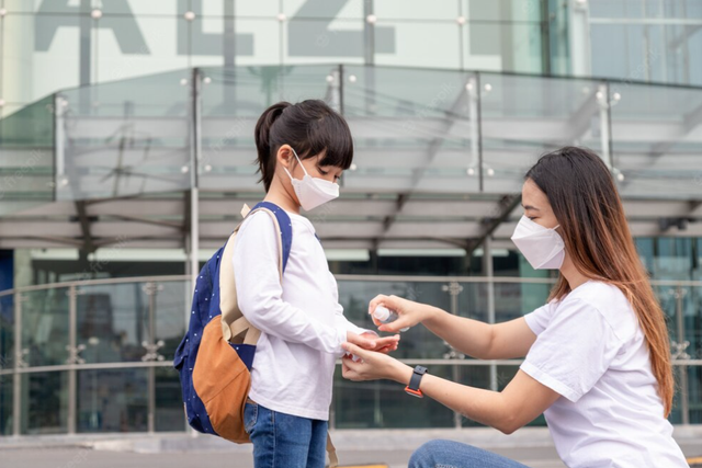 Cha mẹ nên cho trẻ đeo khẩu trang khi ra ngoài, hạn chế tới nơi đông người và tăng cường rửa tay trong thời điểm giao mùa.
