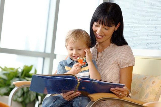 Để giảm đi tình trạng nghiến răng ở trẻ thì cha mẹ có thể cho trẻ nghe một vài bản nhạc nhẹ nhàng hoặc đọc sách trước khi đi ngủ để giúp trẻ thư giãn. Ảnh minh hoạ.