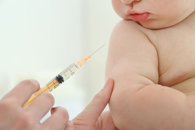 Tiêm phòng đầy đủ vaccine (cúm, phế cầu…) cho trẻ là một cách để tăng sức đề kháng.