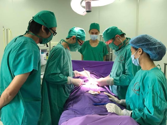 Điều trị tinh hoàn ẩn sẽ là phẫu thuật nhằm đưa tinh hoàn xuống bìu và cố định tinh hoàn trong bìu.