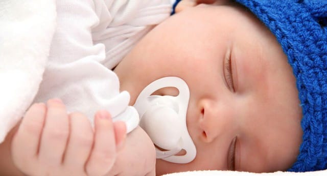 Nhiều trẻ có thói quen ngậm ti giả cả ngày, ngay cả trong lúc ngủ. Ảnh minh hoạ.