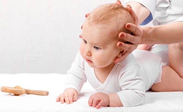 Phát hiện những bất thường sớm và đưa trẻ đi khám là biện pháp phòng ngừa bệnh lý vẹo cổ tốt nhất ở trẻ. Ảnh minh hoạ.