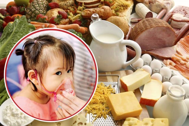 Khi trẻ bị viêm tiểu phế quản, cha mẹ cần cho trẻ ăn uống đầy đủ, chia nhỏ các bữa để làm loãng dịch nhầy, đờm đường thở. Ảnh minh hoạ.