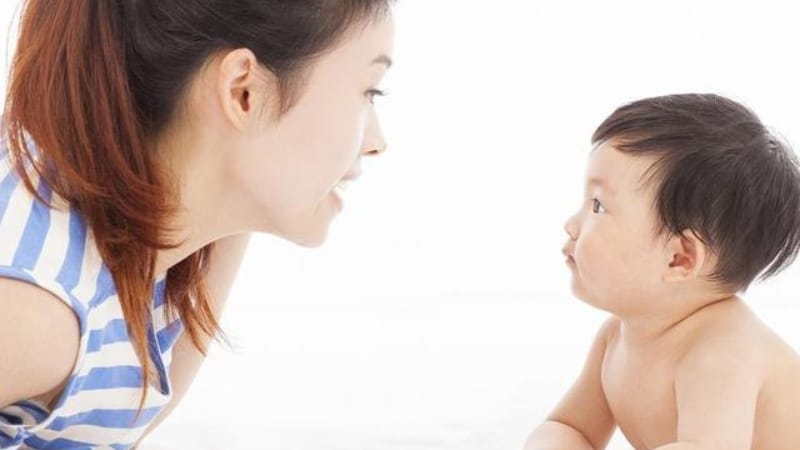 Chậm nói ở trẻ nhỏ có thể xuất phát từ nhiều nguyên nhân khác nhau.