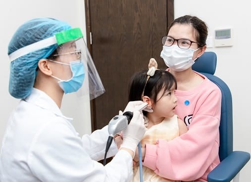 Viêm tai ứ dịch có thể bị bội nhiễm gây biến chứng viêm tai giữa ứ mủ mạn tính, gây thủng màng tai, ứ dịch kéo dài. Ảnh minh họa.